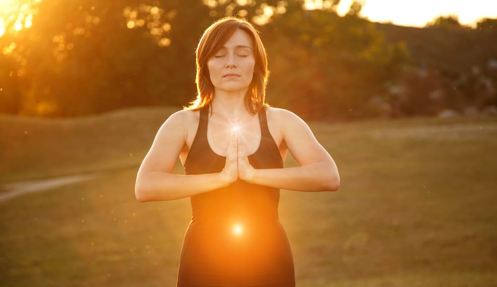 Es necesario pensar en tu respiración, el ritmo que lleva y sentir el aire recorrer tus pulmones. Probablemente al principio lo sentirás como una acción forzada, eso es porque no estamos acostumbrados a percatarnos de ello.
<br>