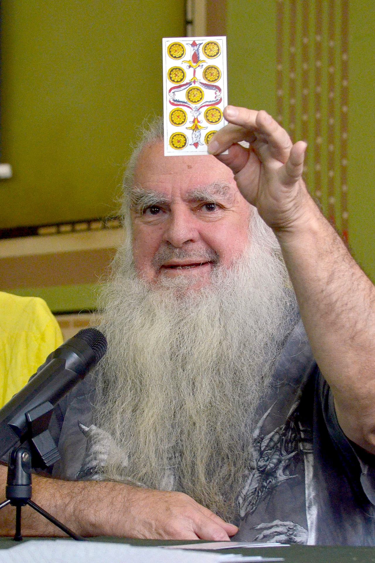 De cualquier manera, el vidente advirtió que no le gusta decir en sus lecturas que alguien se va a morir, si es que lo presiente, ya que es una enseñanza que le dejaron sus maestros. Dijo que la persona podría sugestionarse y acelerar su propio destino.