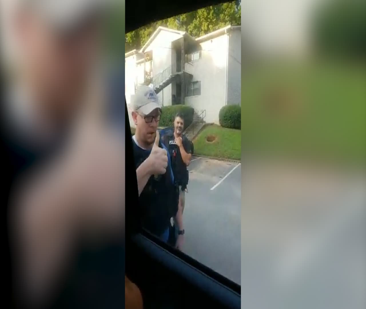 Los agentes llegaron y rodearon la camioneta en que Martínez viajaba junto a su padre. El joven comenzó a grabar de nuevo.