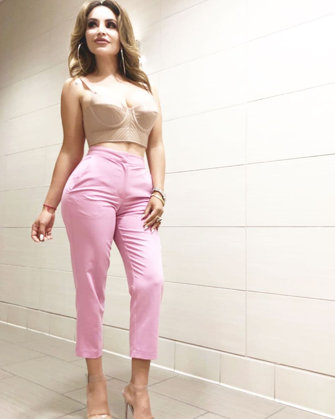 Sin miedo, ella siempre juega con su cabello.