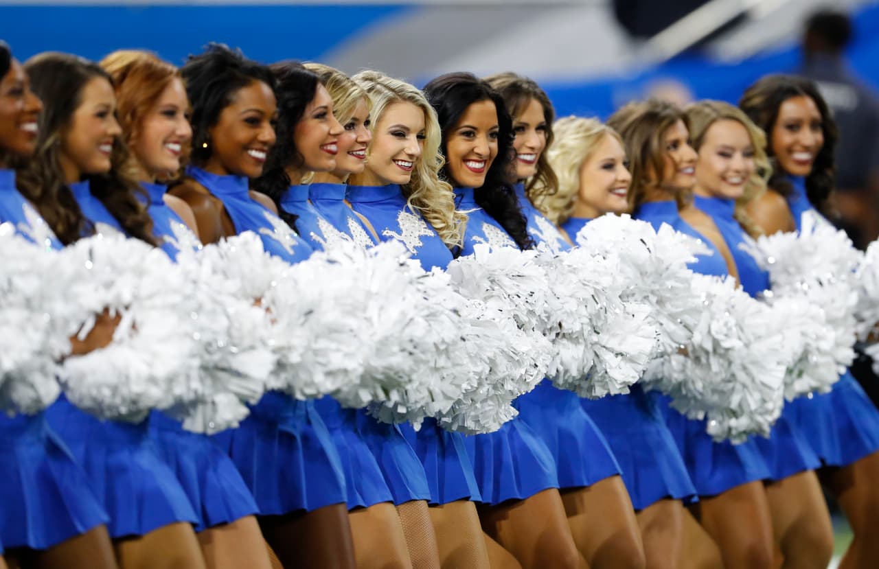 El duelo en casa de Detroit Lionel con Chicago Bears en la NFL marca una jornada especial en la que celebridades como Tim Allen, los disfraces de los hinchas y las porristas le dan un colorido único.