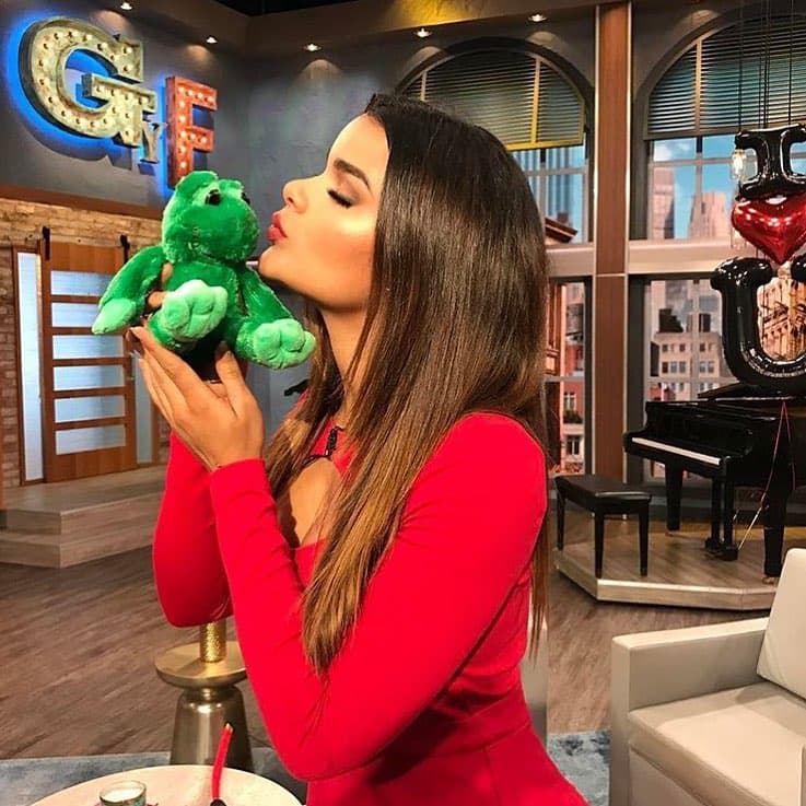 Las opciones para lucir el color son variadas, vestidos, blusas, 'jumpsuits', abrigos.