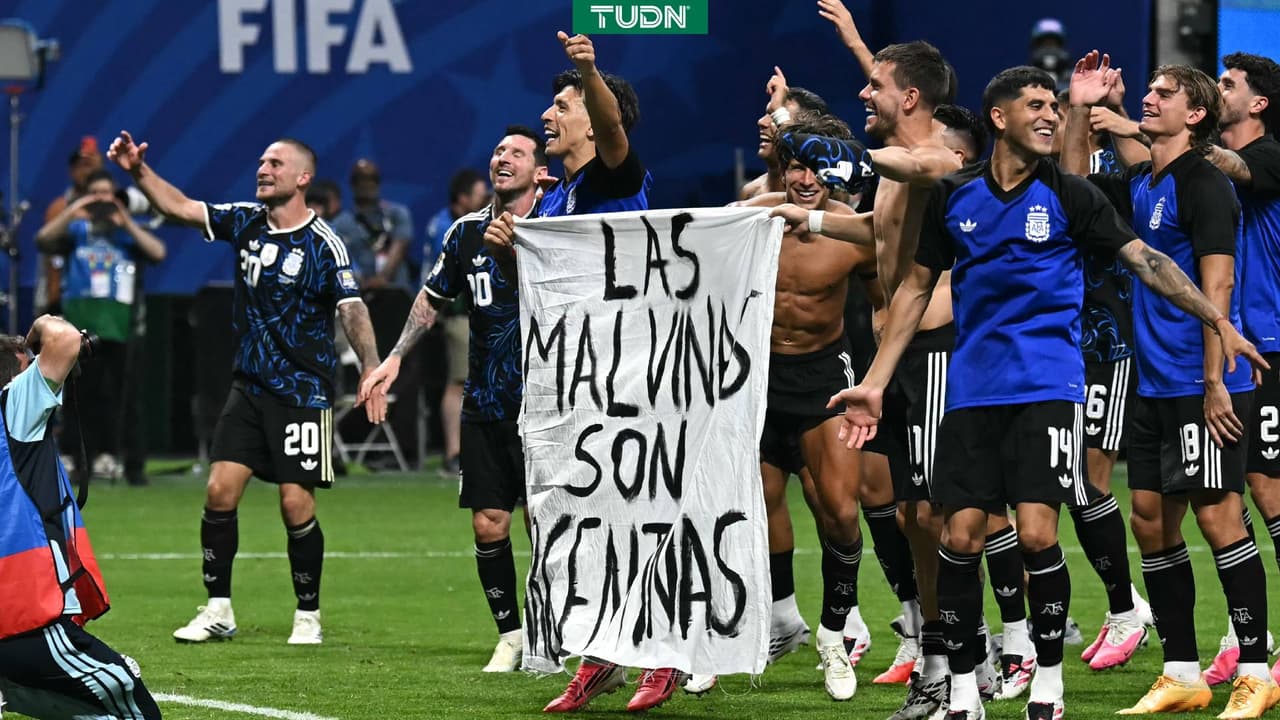 Argentina celebra pase a la Final del Mundial con lona de las Islas Malvinas.