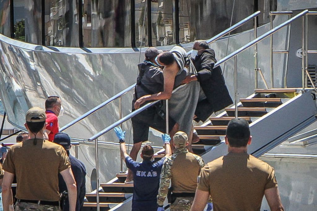 Rescatistas desembarcan del yate 'Mayan Queen IV' a un sobreviviente, después de que un bote que transportaba a decenas de migrantes se hundiera en aguas internacionales en el Mar Jónico el 15 de junio de 2023.
