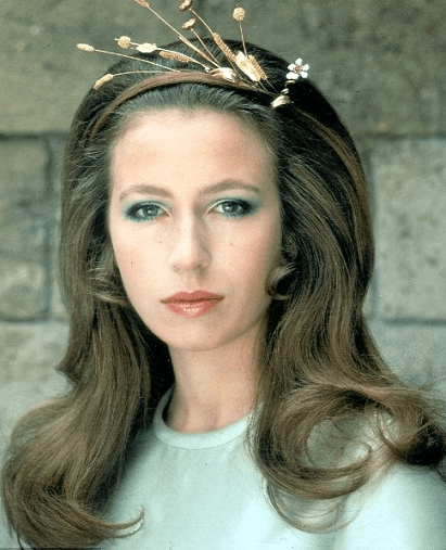 La princesa Ana, hermana de Carlos, por muchos años fue quien le seguía en la línea de ascensión al trono, y es la más feliz de no estar más en ella, para dedicarse a sus caballos a los que tiene mucho afecto.