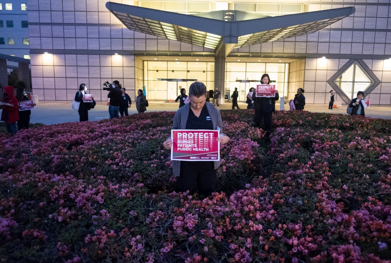Los californianos vieron cómo las restricciones se endurecieron el fin de semana para mantenerles en casa todo lo posible, mientras hospitales y autoridades sanitarias trataban de prepararse para una semana que podría asistir a un aumento drástico de los casos de coronavirus.