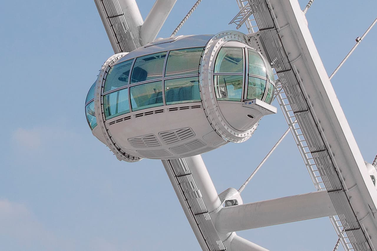 Un comunicado,
<a href="https://www.aindubai.com/en"><u>Ain Dubai</u></a> explica que la rueda tiene tres tipos diferentes de cabinas para disfrutar su rotación de 38 minutos: cabinas de observación, cabinas sociales (con un bar en el centro de la cápsula) y cabinas privadas (que se pueden reservar para eventos).
<br>
<br>Son de ultra lujo y pesan más del doble que las de la rueda London Eye. Tienen 322 pies cuadrados (unos 30 metros), el equivalente a dos autobuses de dos pisos atados juntos.
<br>