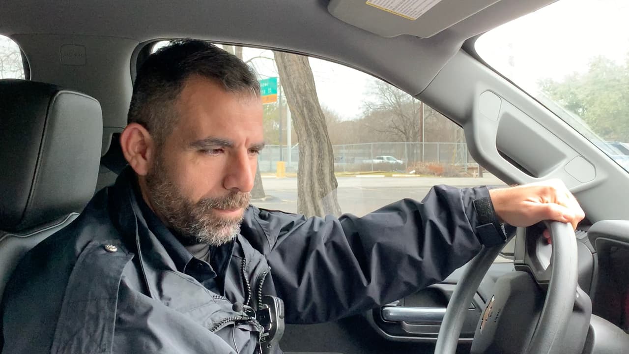 Se aconseja que bajes todas las ventanas del vehículo para que el policía se de cuenta que tu estás pensando en él y en su seguridad.