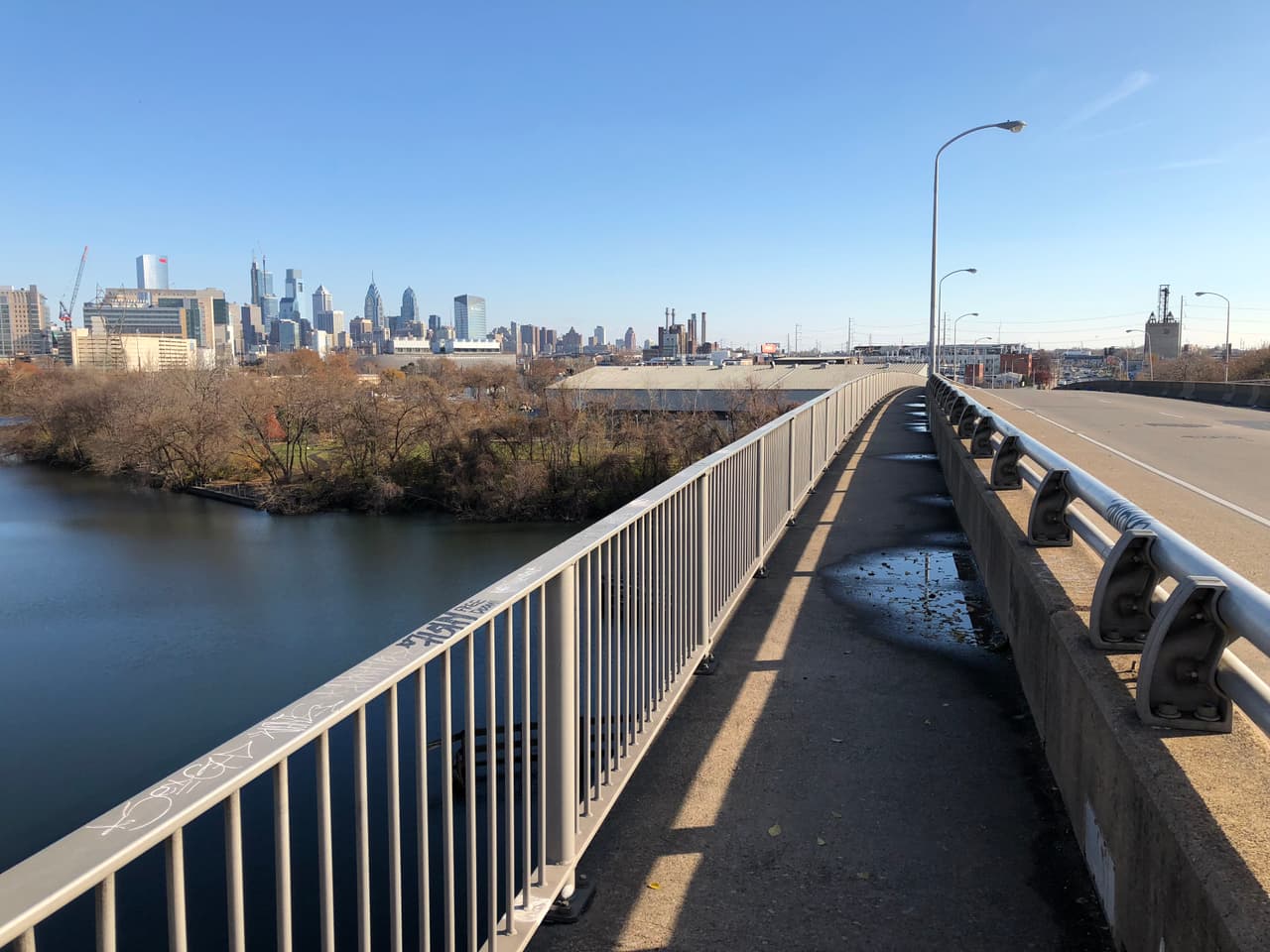 <b>Ferry de Woodlands y Grays</b>
<br>Combina dos de los parques más bonitos de Filadelfia en un circuito panorámico con esta ruta de cruce de puentes. Corre hacia el sur por el puente de University Avenue, bajando la rampa hacia Grays Ferry Crescent antes de volver a subir por el puente de Grays Ferry. De vuelta al otro lado de Schuylkill, tome Woodland Avenue hacia el este hasta su parque homónimo para dar una vuelta de 1 milla alrededor del cementerio histórico antes de salir y continuar por donde comenzó.
<br>