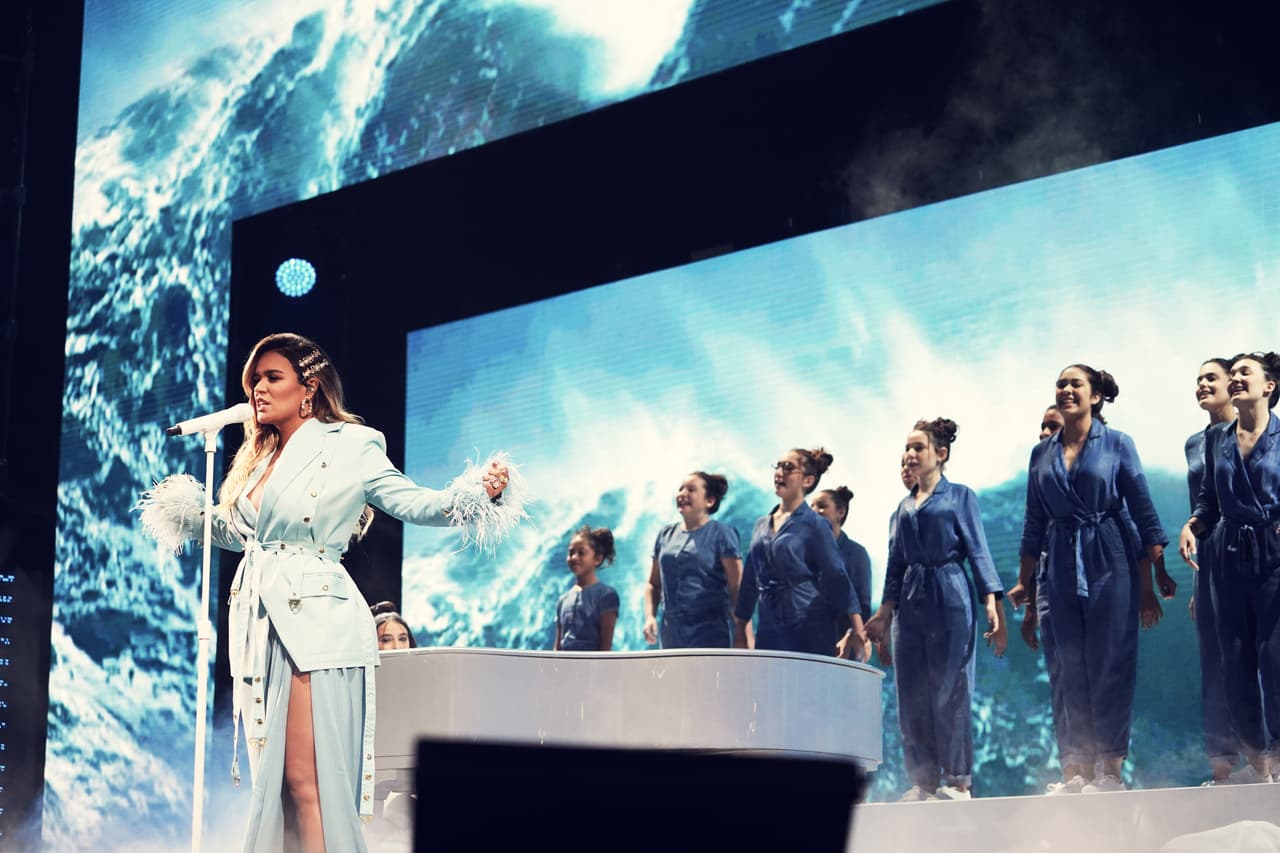 Karol G, nominada en seis categorías, se hizo acompañar de un coro magistral para esta interpretación.
