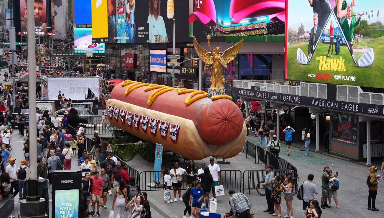 Un enorme hot dog de 65 pies de largo sorprende a visitantes en Times Square como parte de las celebraciones por el 250 aniversario de Estados Unidos.