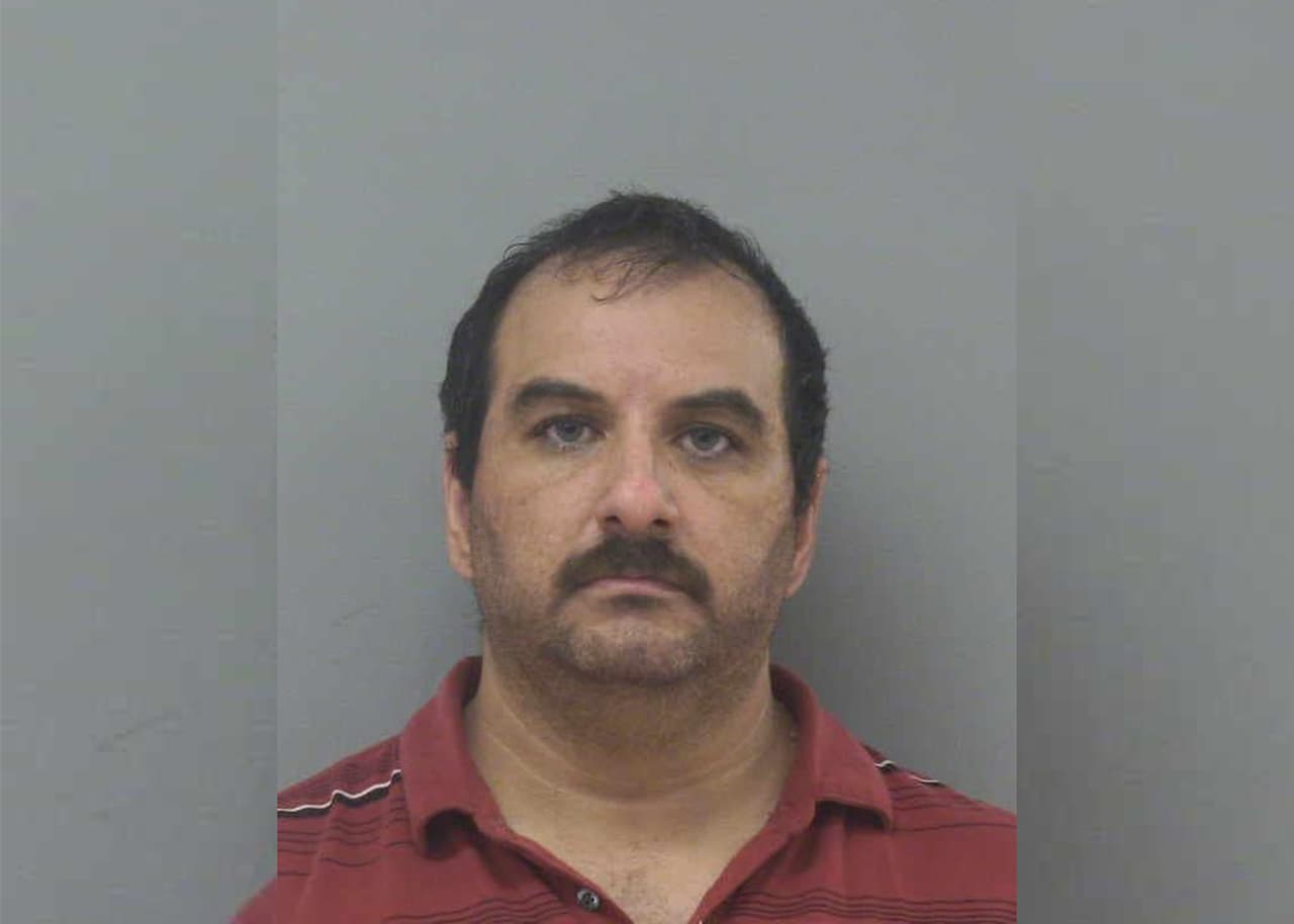 Este jueves hallaron el cuerpo de un niño de dos a tres años en un campo agrícola de Madera y un día después, las autoridades policiales arrestaron a los padres de Thaddeus. En la foto,
<b>Sukhjinder Sran, de origen indio.</b>