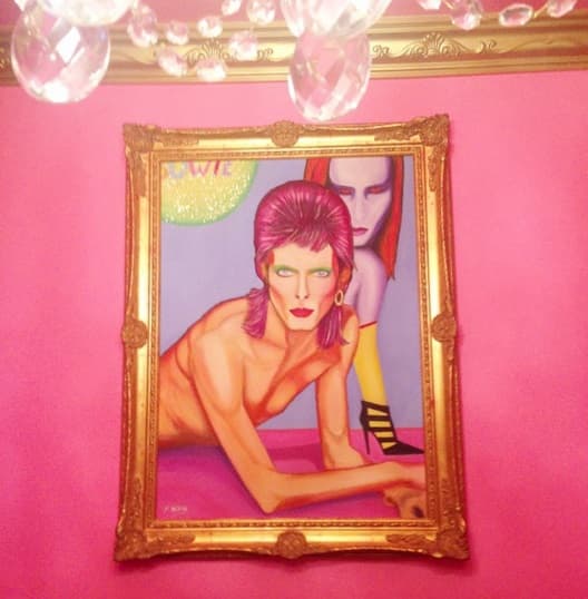 MARIO VAQUERIZO. "Esta foto está dedicada a @alaskaoficial . Amor soy muy consciente de lo que Bowie significa para ti. Preside todo. El primer cuadro que colgamos en la casa rosa fue este y ahí sigue porque la Bowie seguirá siempre te quiero.", publicó el músico honrando la memoria del ídolo de su pareja, Alaska.