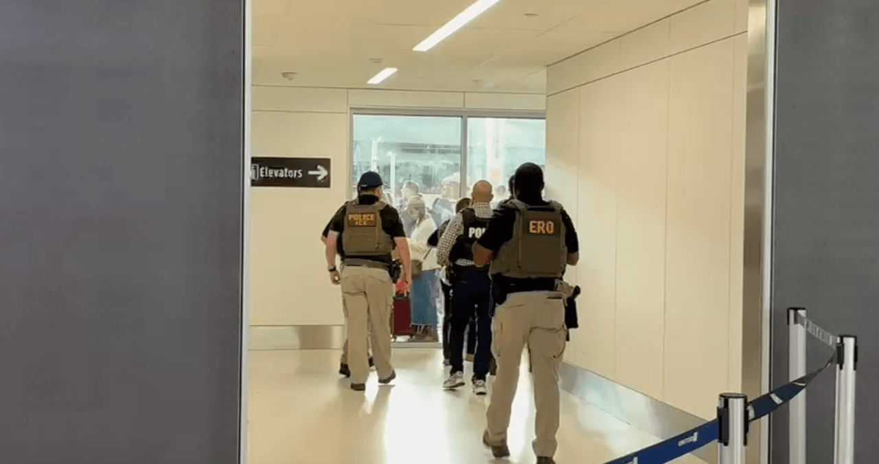 Deysy Ríos, reportera de N+ Univision 45, advirtió que, aunque por ahora el impacto operativo en Hobby parecía limitado,
<b> la situación podía modificarse a lo largo del día conforme aumentara el número de viajeros y se extendiera la presencia de ICE.</b>
<br>