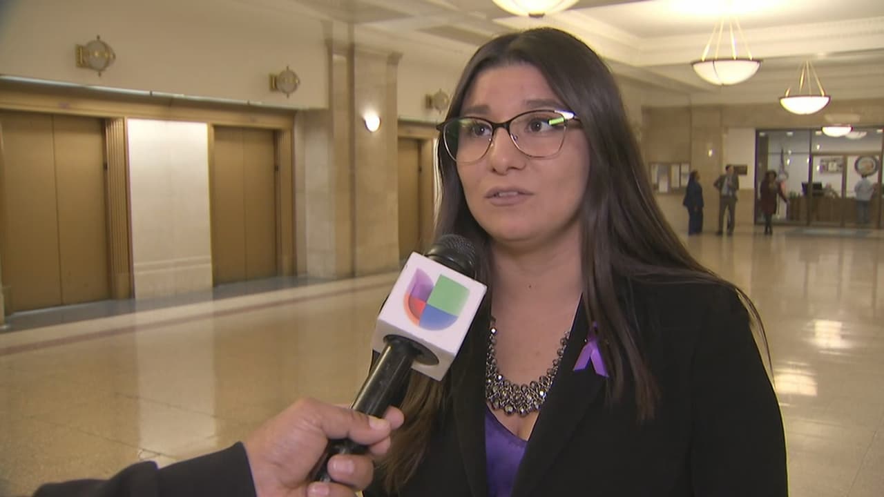 “Aunque esto fue un éxito en palabras, en el logotipo, tenemos que también hacerlo en práctica. Que el dinero que estamos recibiendo federal, no esté utilizando información de la comunidad. Queremos ser un condado donde la gente sepa que está segura con nosotros y no estamos trabajando en beneficio de ICE (Servicio de Inmigración y Control de Aduanas)”.