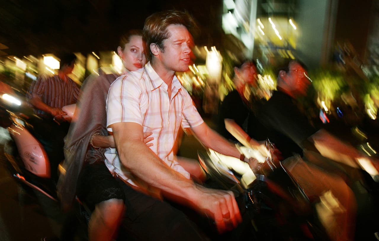 A pesar de la polémica ellos persistieron en un amor que juntaba a dos de los actores más bellos y celebrados de Hollywood, y un año después de su primera película juntos, refundidos entre los pitos de Vietnam, se dejaban retratar como dos amantes prófugos.