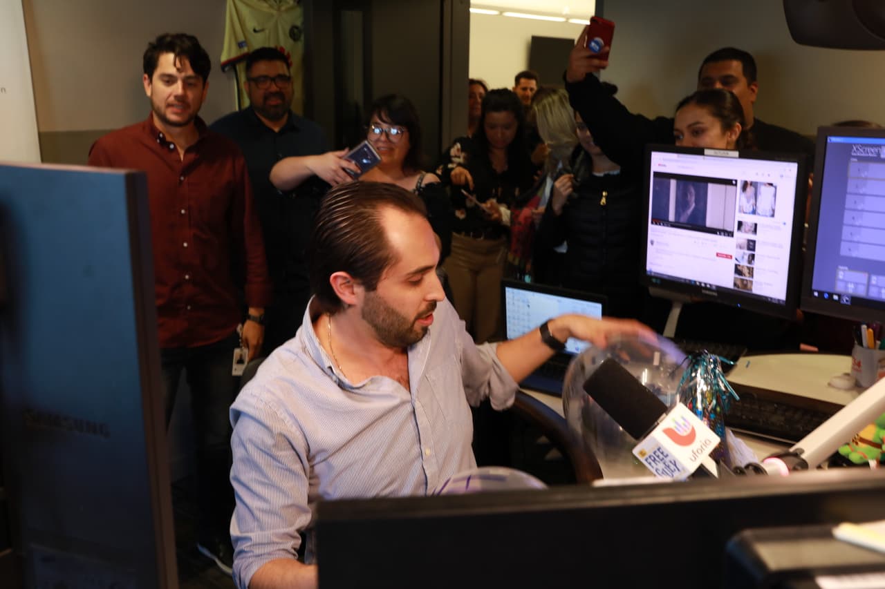 Todos sus compañeros en Uforia entraron a la cabina para desearle un feliz cumpleaños.