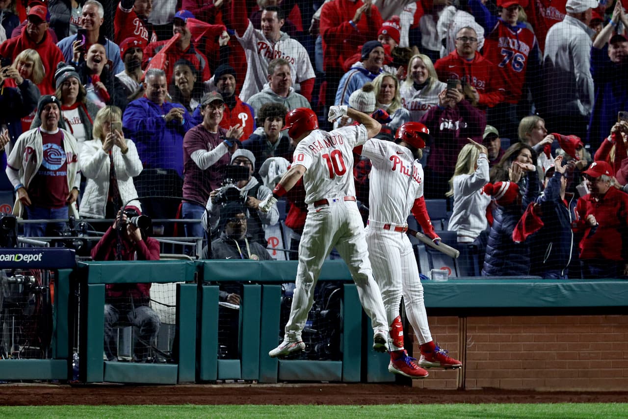 J.T. Realmuto #10 y Bryce Harper #3 de los Filis de Filadelfia celebran un jonrón solitario de Realmuto durante la séptima entrada de los Padres en el cuarto juego de la Serie de Campeonato de la Liga Nacional en Citizens Bank Park el 22 de octubre de 2022 en Filadelfia, Pensilvania.