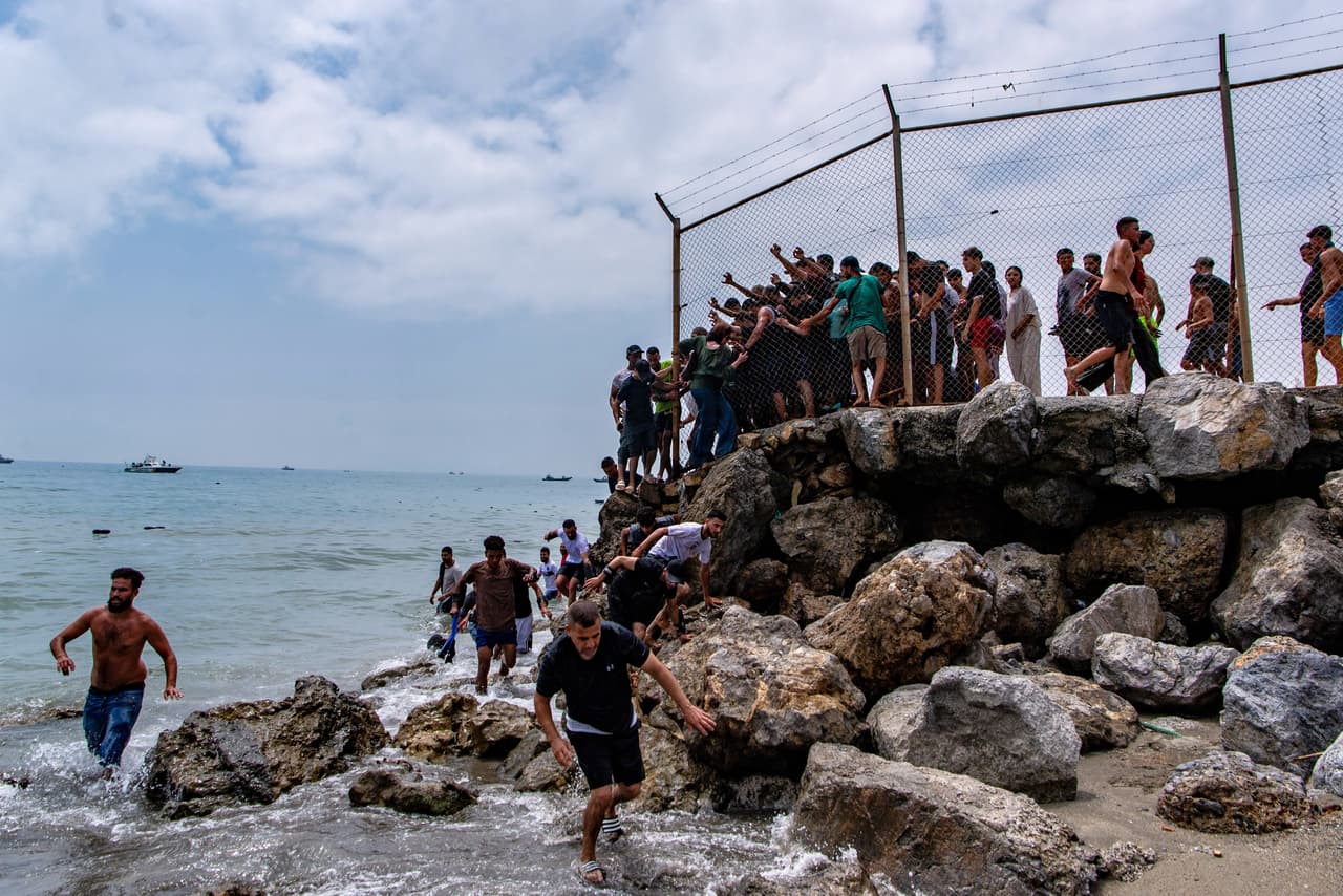 Cruce masivo de Marruecos a Ceuta (España), 30 de julio de 2026. (AP Photo/Antonio Sempere, Archivo)
