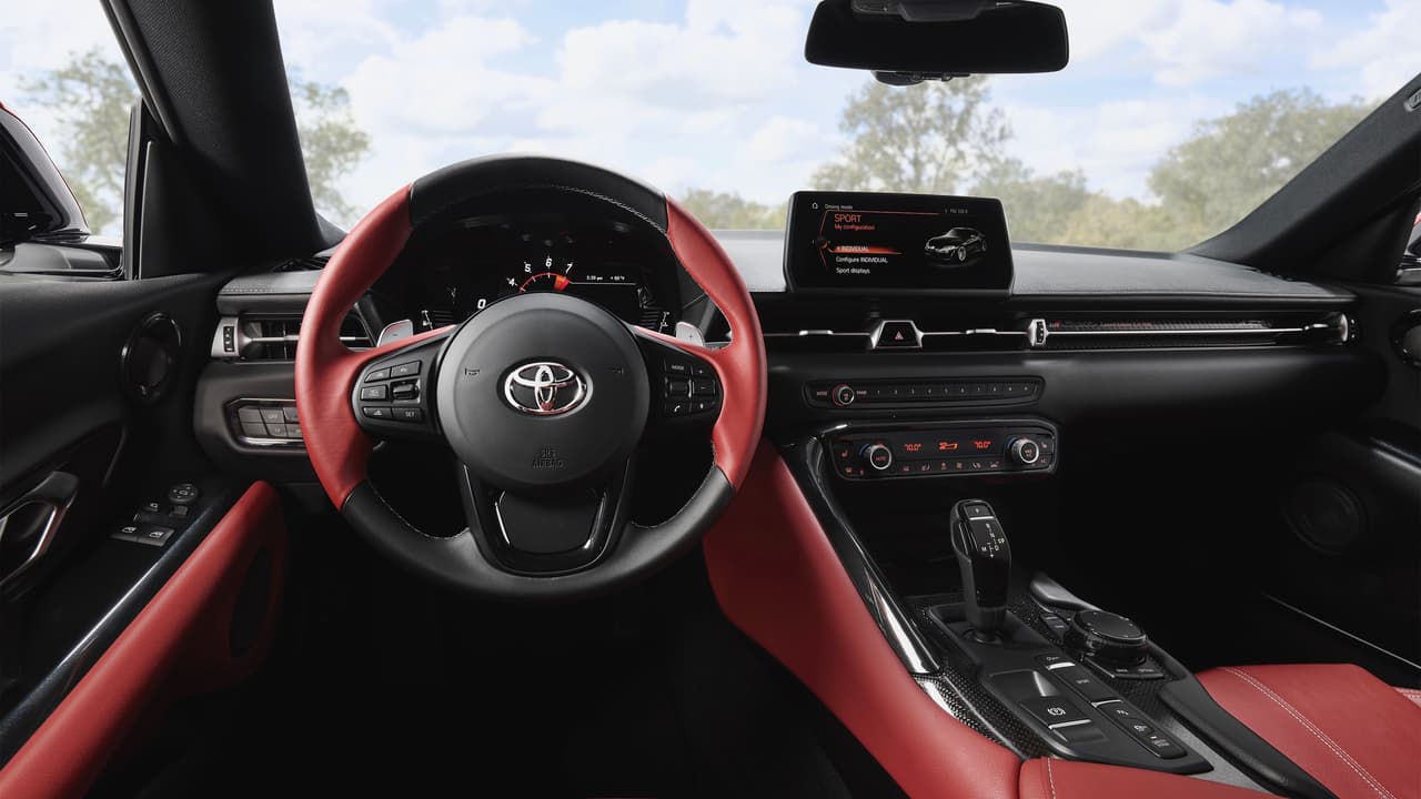 A pesar de su naturaleza eminentemente deportiva, el Toyota Supra 2020 no está desprovisto de los beneficios y comodidades de esperar de autos de mayor lujo como control climático de dos zonas, limpiaparabrisas automáticos, espejos retrovisores con capacidad de oscurecerse automáticamente, volante forrado en cuero, llave inteligente.