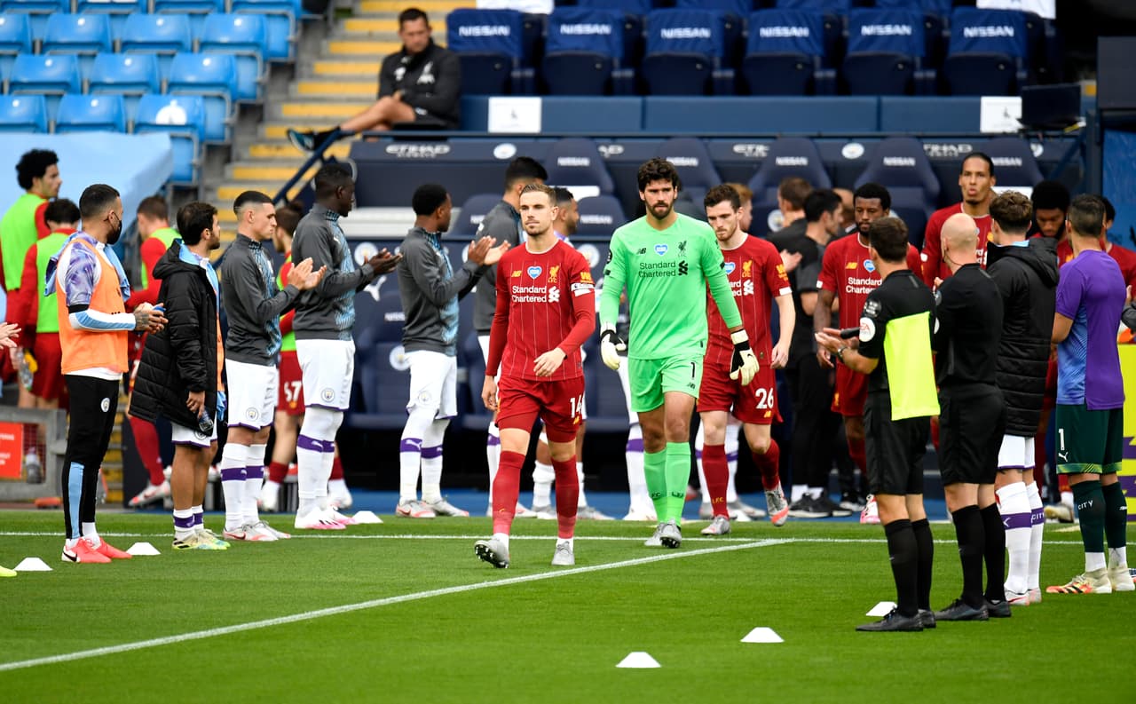 Pasillo de campeón: Manchester City se rinde ante el Liverpool