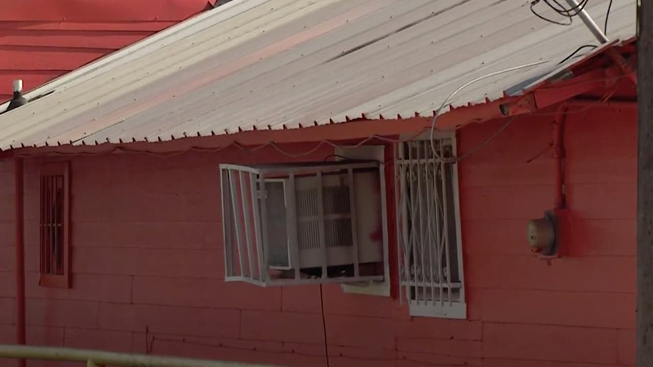 A María Botello se le impuso una fianza de 250 mil dólares y una orden de detención del Servicio de Inmigración y Control de Aduanas (ICE) y Arian Botello, tendrá que pagar 50 mil dólares.