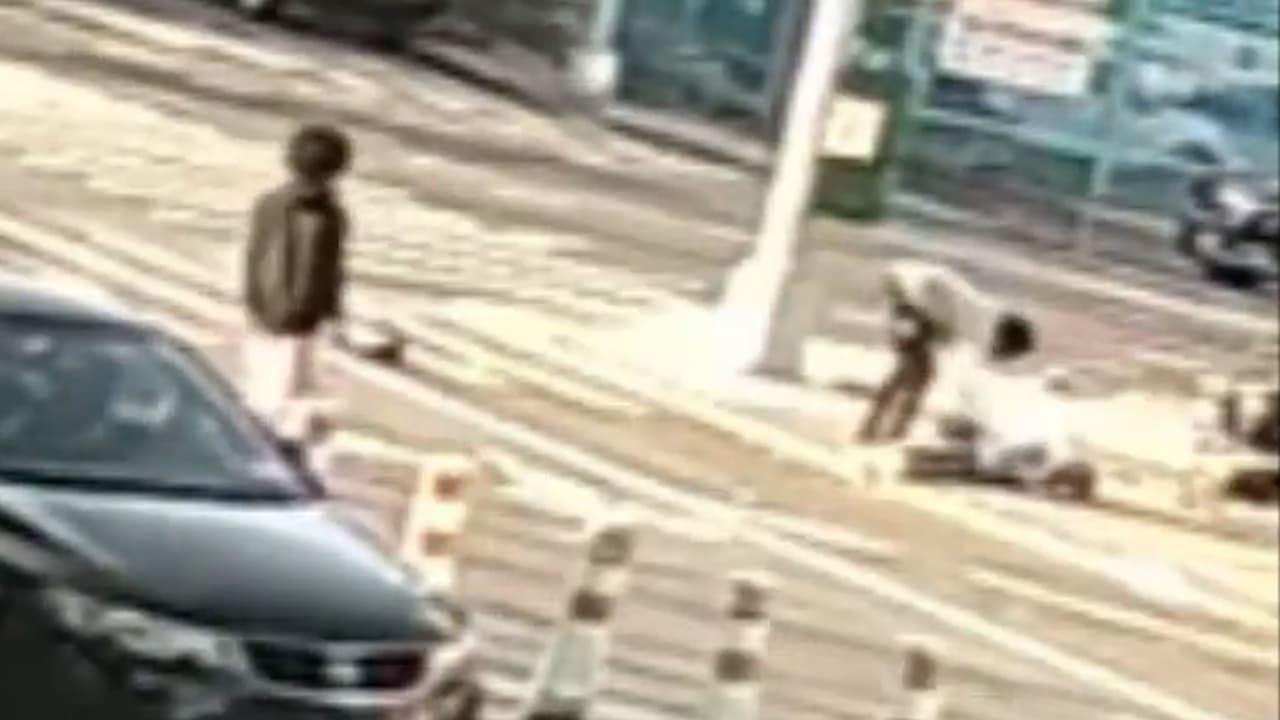 Ladrones embisten a peatón del Bronx con auto, lo lanzan al aire y luego roban a víctima inconsciente