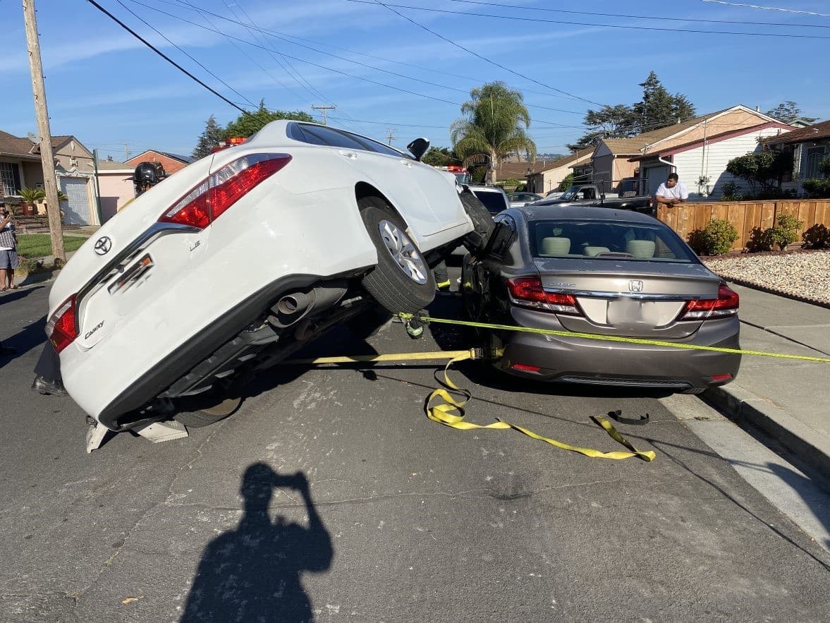 “Por favor, presta atención cuando estés detrás del volante. Aunque este accidente fue relativamente menor y nadie resultó herido, esto fácilmente podría haber terminado con alguien herido”, recomendó la policía.