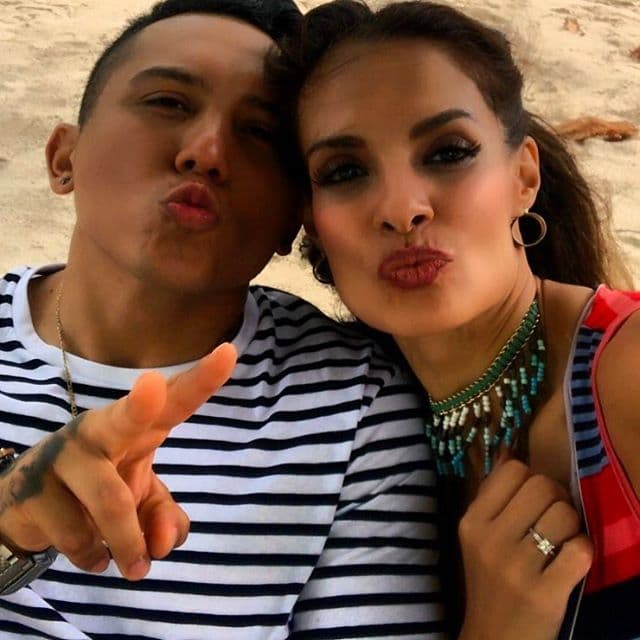 "¿Y si nos vamos de tres en tres? ¿Si cada tres minutos nos reconquistamos sin pensar en mañana?", fue el romántico mensaje que publicó Alma al compartir esta foto.