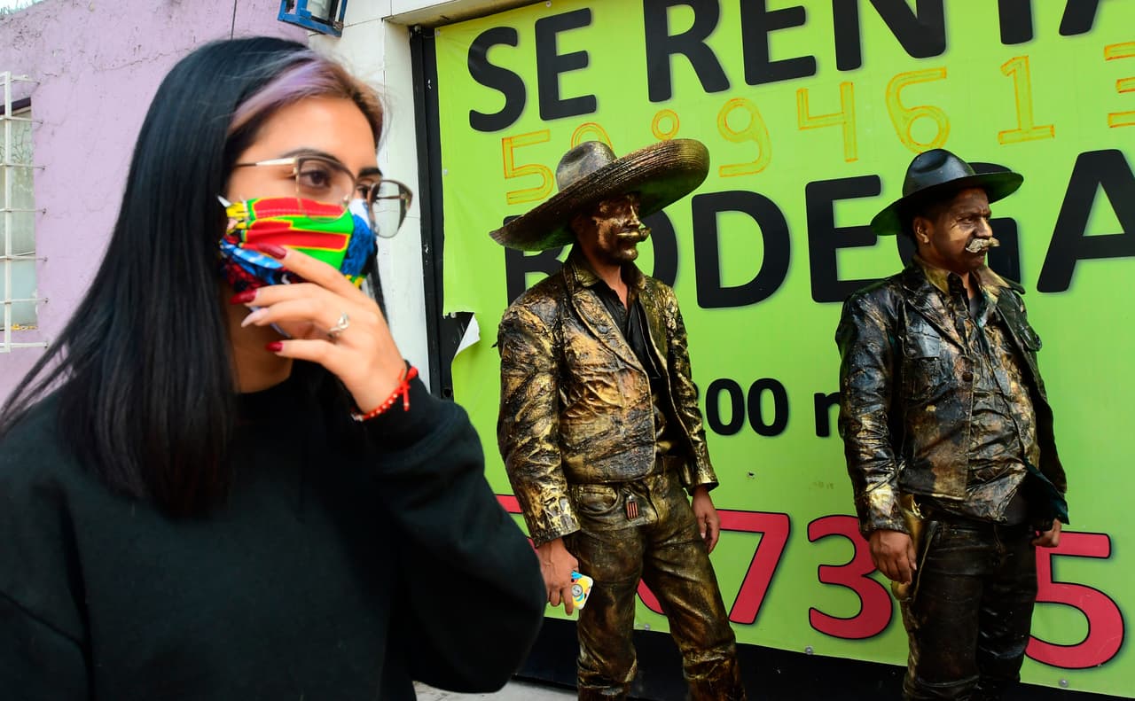Estos artistas trabajan en la avenida Francisco Madero, adyacente al al zócalo capitalino, uno de los lugares más concurridos de la ciudad que ahora está casi vacío.