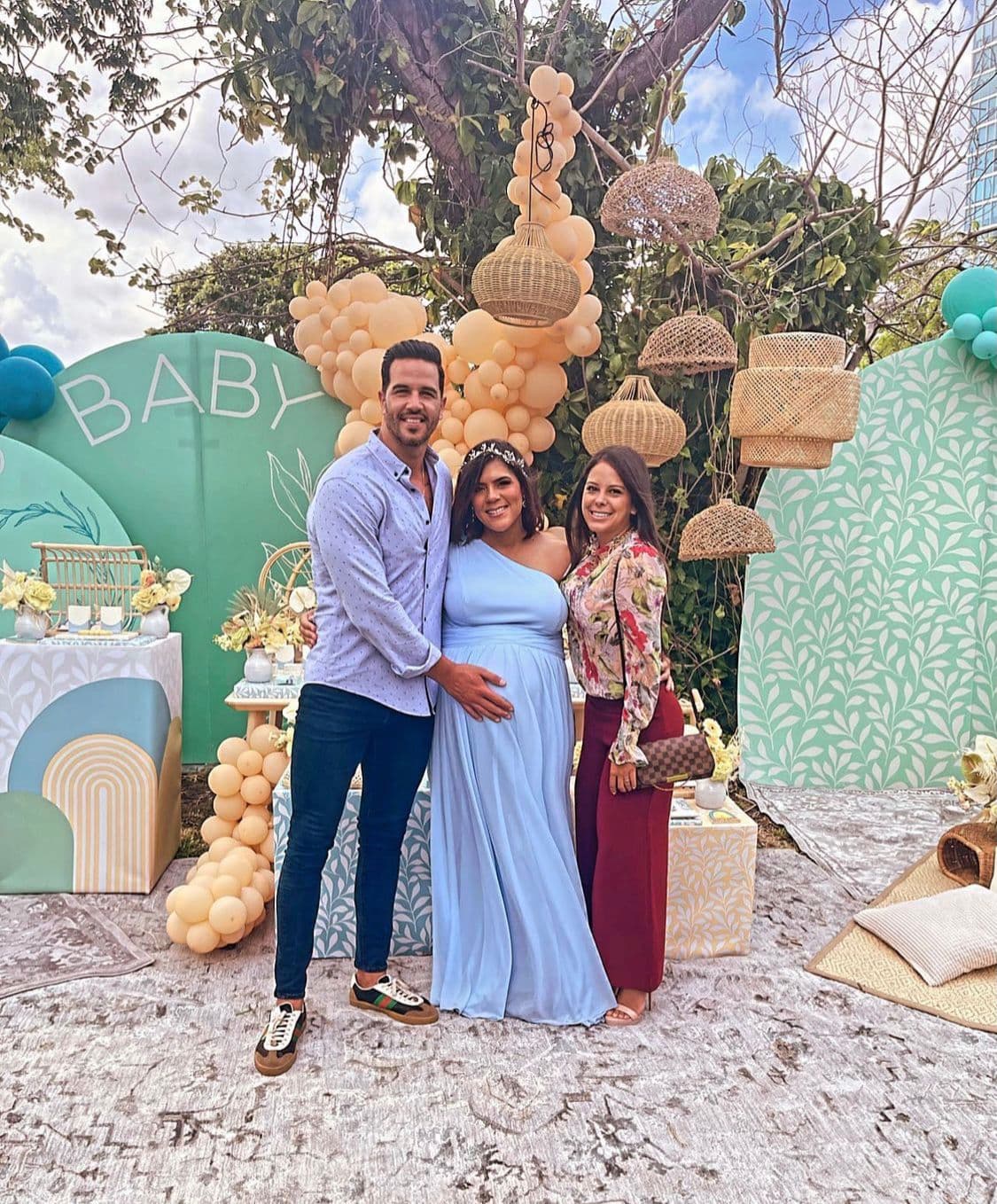 Asimismo, el Chef Yisus y su esposa Juliana Atehortua pudieron pasar un momento agradable acompañando a los futuros padres.