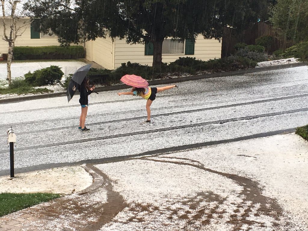 Muchos residentes de la Área de la Bahía fueron por sus cámaras para captar el momento de la inesperada tormenta de granizo
