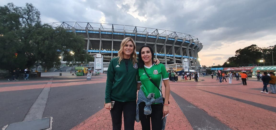 Miles de aficionados llegan puntuales a la cita en el Estadio Azteca para disfrutar el encuentro.