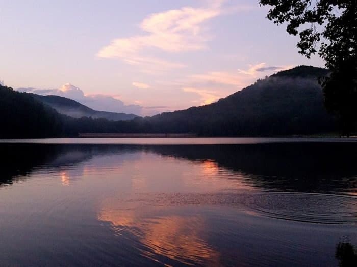 <b>One Mile Trail/Cowans Gap State Park</b>
<br>
<b>Dirección: </b>6235 Aughwick Rd, Fort Loudon, PA 17224
<br>Camine bajo los árboles en
<a href="https://www.dcnr.pa.gov/StateParks/FindAPark/CowansGapStatePark/Pages/default.aspx" target="_blank">One Mile Trail </a>en Cowans Gap State Park. El sendero cuenta con hermosas vistas de la montaña Tuscarora. Una vez que haya terminado la caminata, puede explorar el resto del parque o puede conectarse al Three Mile Trail, según Only In Your State.