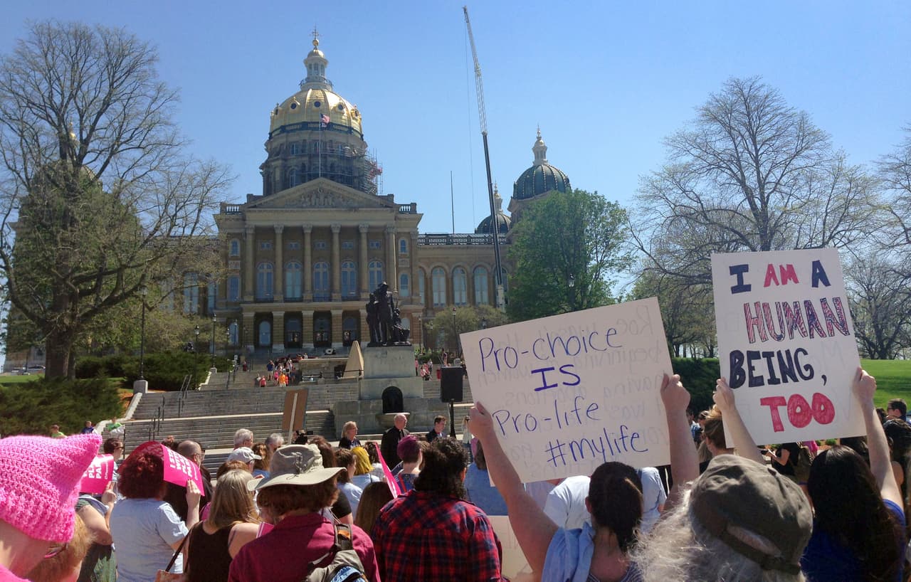 Manifestantes que respaldan a la organización Planned Parenthood acudieron este viernes a la legislatura para defender el derecho de la mujer a decidir sobre su cuerpo. Algunos de los mensajes:
<b>"Ser pro-choice (estar a favor de decidir) es estar a favor de la vida #mivida", "Yo también soy un ser humano"</b>. Las investigaciones demuestran que las leyes restrictivas no impiden que los abortos ocurran, solo promueven que se lleven a cabo de forma clandestina.