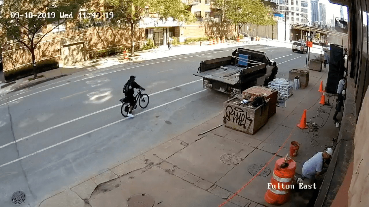 En video: Publican video del sospechoso que baleó a una mujer en el centro de Chicago