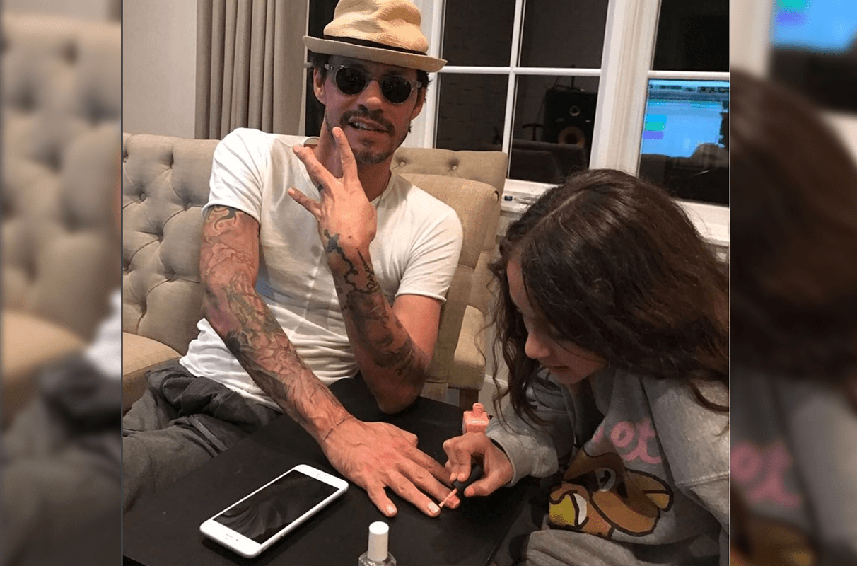 ¡Marc Anthony es un gran papá! Dejó que su hija Emma le pintara las uñas de rosa.