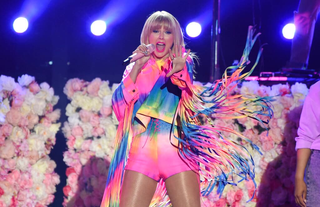 Taylor Swift acusa a empresario musical de "arrebatar" los derechos de muchas de sus canciones