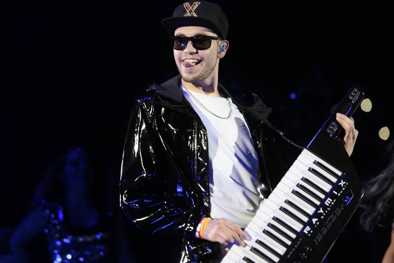 Ellos fueron seguidos por la electrocumbia de Raymix.