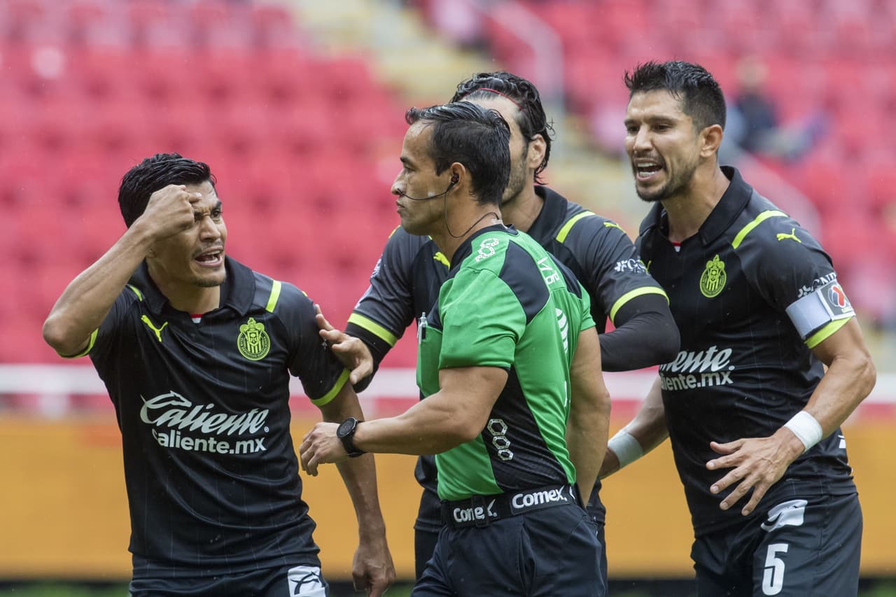 'Chapo' Sánchez provocó un penal en la primera mitad por tocar el balón con el brazo en el área.