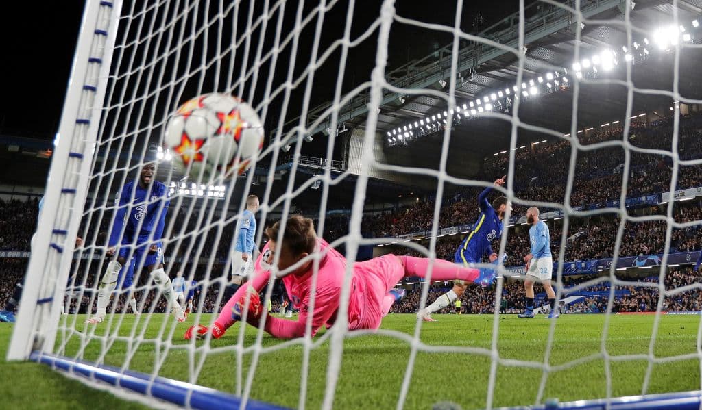 Chelsea, sin piedad, golea al Malmö 4-0 en Stamford Bridge, durante la Jornada 3 en la UEFA Champions League. Andreas Christensen abrió el marcador al minuto 4', seguido de un doblete por parte de Jorge Luis Frello, ambos como cobro de penaltis y el último de Kai Havertz al 48', quedando segundos del Grupo H.