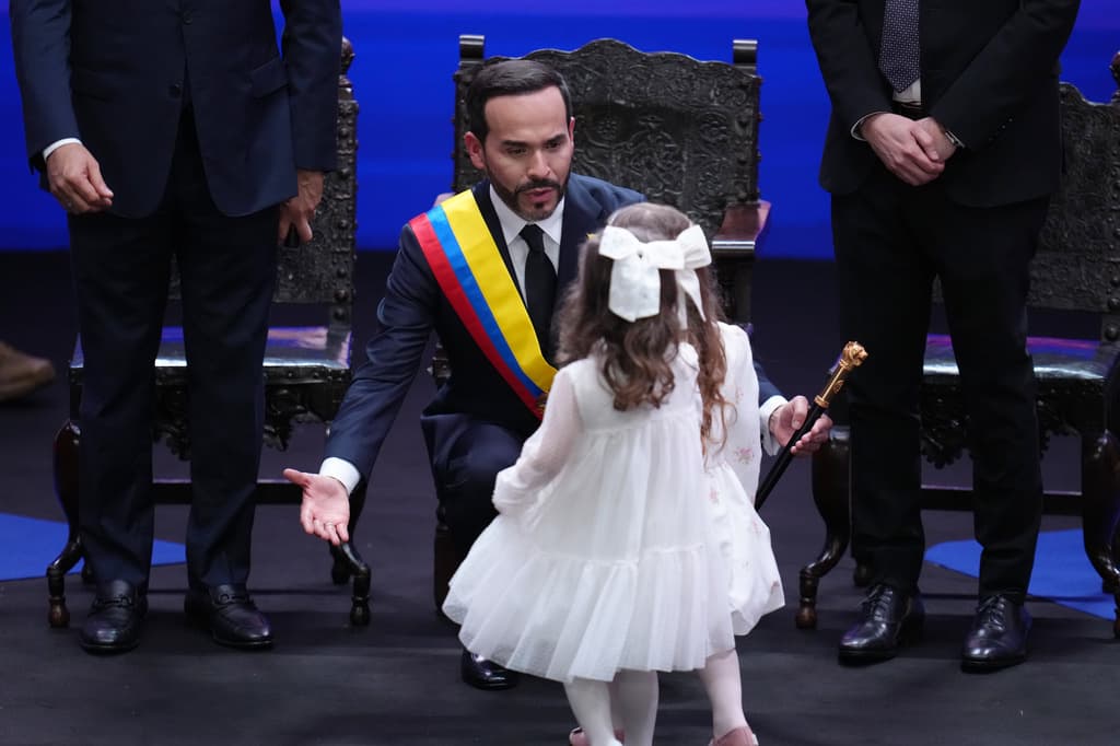 El presidente de Colombia, Abelardo de la Espriella, abraza a su hija Francesca tras prestar juramento en Cali.