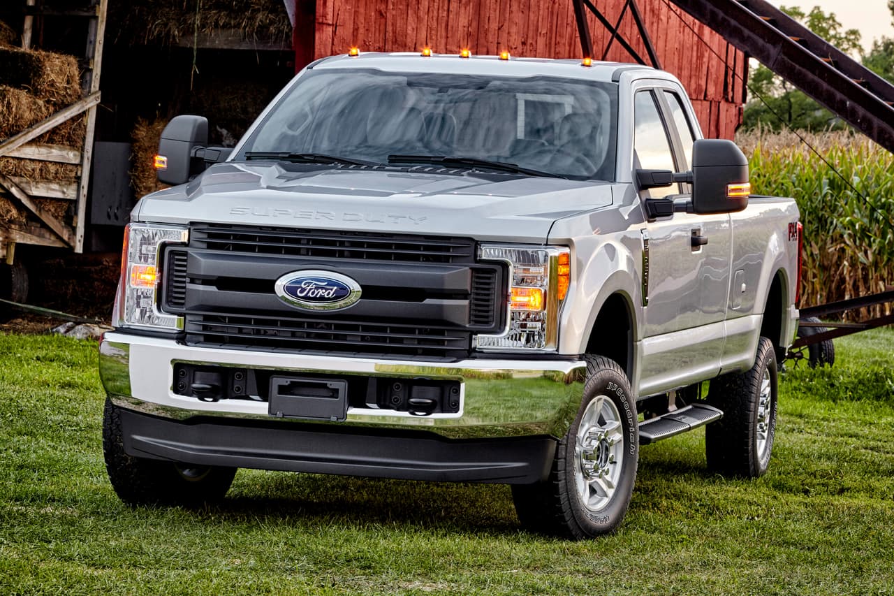 La Ford Super Duty 2017 viene en 15 modelos básicos de los cuales 5 pertenecen a la configuración F-250. La F-250 puede venir equipada con un motor V8 de 6.2 litros de desplazamiento de 385 caballos de fuerza y 430 lbs.pie de torque o con un V8 Turbo Diesel Power Torque de 6.7 litros de desplazamiento de 440 caballos de fuerza y 925 lbs.pie de torque. En ambos casos la transmisión es automática de 6 velocidades adaptadas a las exigencias y caracteristicas de cada motor.