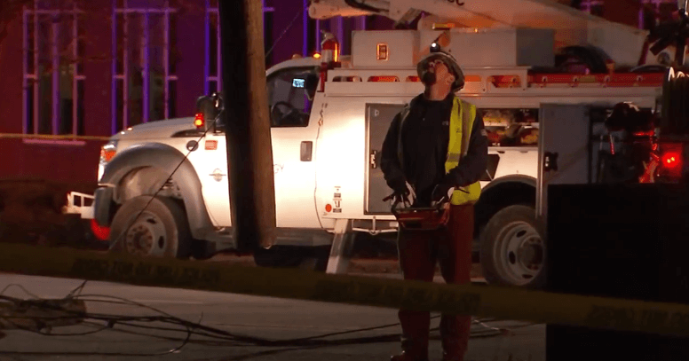 El equipo técnico acudió para reparar el poste eléctrico afectado durante el accidente