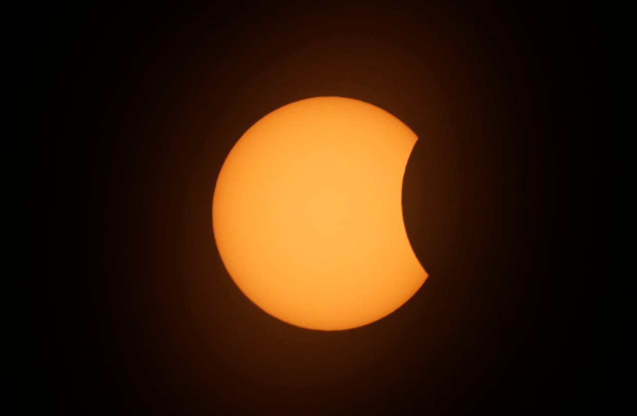 La Luna se mueve a través del sol durante el eclipse solar. En el siglo XXI se han registrado otros 12 eventos de este tipo y se prevé que el próximo sea visible en América del Sur el sábado 4 de diciembre de 2021, según la NASA.