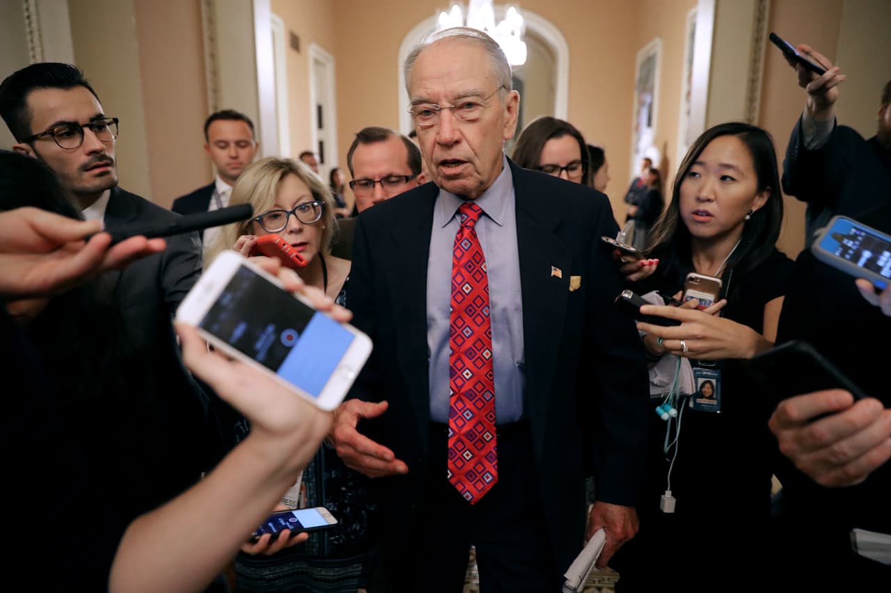 Chuck Grassley, senador republicano, anunció la contratación de una fiscal experta en crímenes sexuales para la audiencia de Christine Ford.