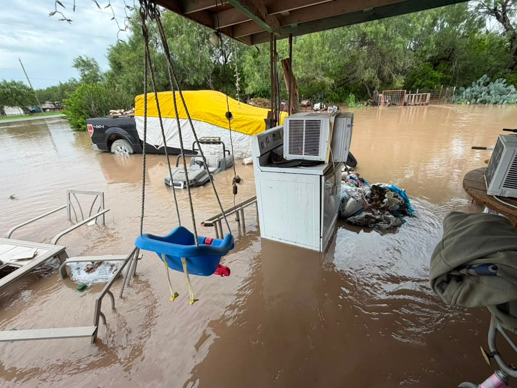 Algunos vecinos reportaron haberlo perdido todo luego de que el agua entrara a sus casas alrededor de las 3:00 de la madrugada.