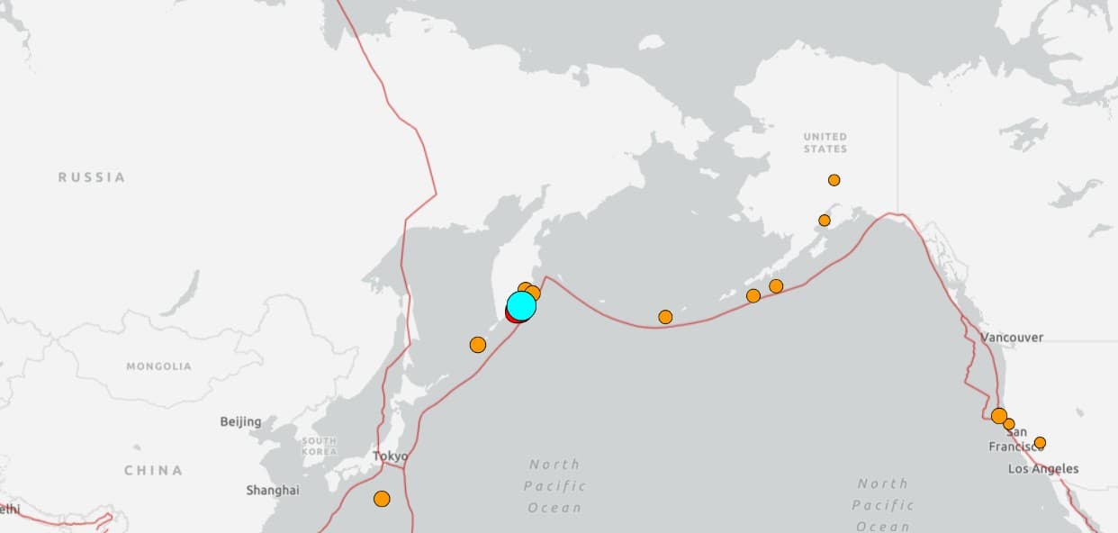 Se declaró una "vigilancia de tsunami" para toda la Costa Este continental, desde Alaska hasta la parte sur de California.
