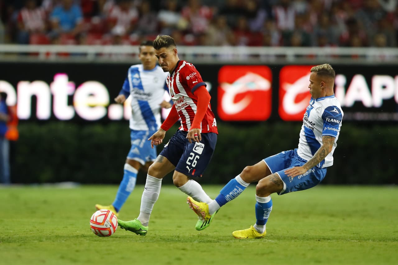 Las Chivas llegaron a siete juegos sin perder luego de vencer al Puebla en un partido marcado por la lesión de Gustavo Ferrareis.