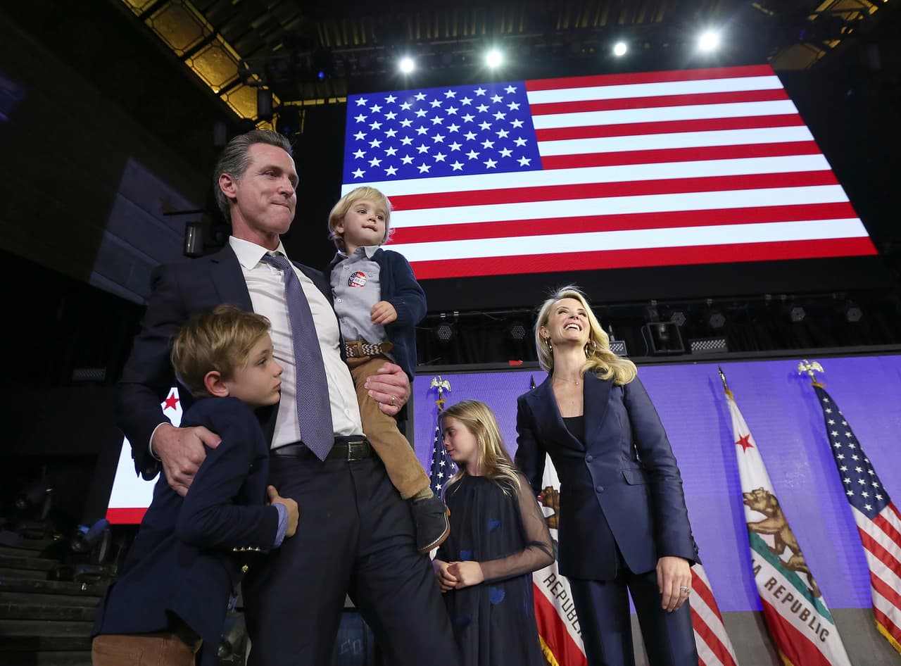 Gobernador Newsom y su familia entran en cuarentena después de la exposición a un oficial de CHP infectado